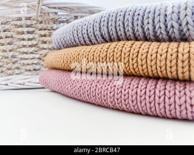 strickarbeit zu Hause Wolle gefärbte Dinge Stockfoto