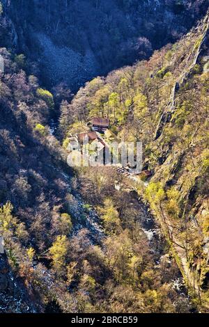 Tal mit alten Häusern zwischen den Bergen. Bodetalschlucht in Sachsen-Anhalt, Harz, Deutschland Stockfoto