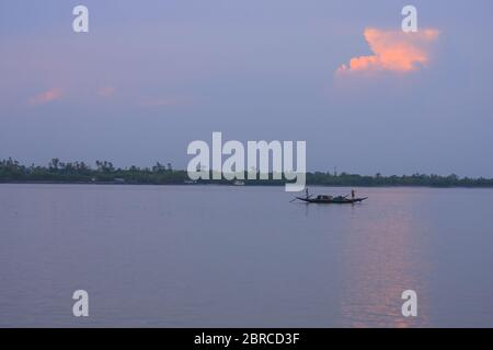Eine wunderschöne Landschaft von Sunderbans mit einem Fischerboot, das den Fluss plündert (West Bengalen, Indien) Stockfoto