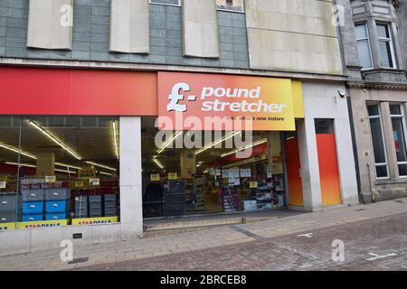 Außenansicht des Pound Stretcher-Geschäfts in Dunfermline, Fife, Schottland, Großbritannien Stockfoto