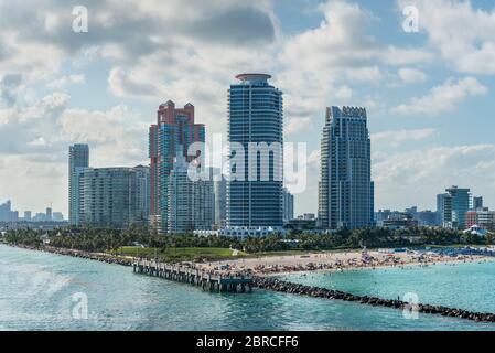 Miami, FL, USA - 28. April 2019: Luxus Hochhaus Wohnanlagen und South Beach in Miami Beach, Florida, USA. Stockfoto