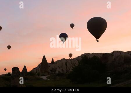 Heißluftballons fliegen über Kappadokien, Türkei. Stockfoto