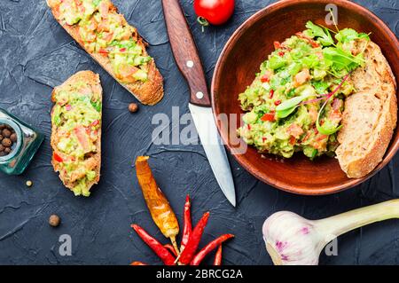 Traditionelle mexikanische Sauce Guacamole und Bruschetta.mexikanische Küche Stockfoto