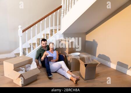 Kaukasisches Paar Ankunft in ihrem neuen Zuhause Stockfoto