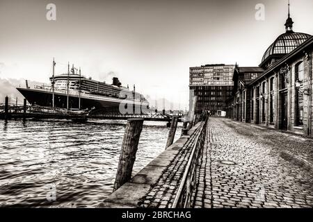 Ein Kreuzfahrtschiff, das am Fischmarkt in den Hamburger Hafen eindringt Stockfoto