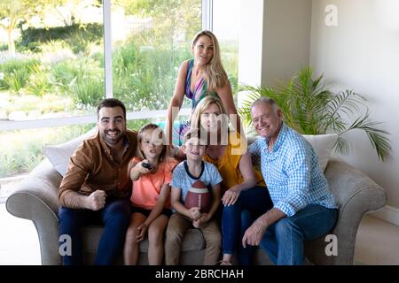 Kaukasische Familie im Wohnzimmer zu Hause Stockfoto