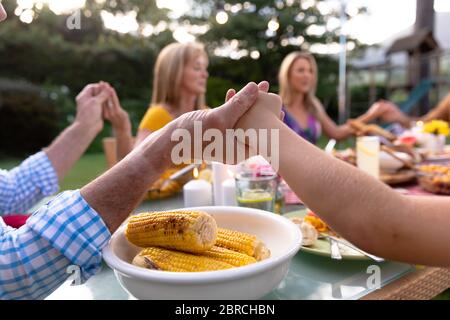 Kaukasische Familie sagen Gnade zusammen vor dem Essen Stockfoto