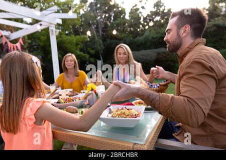 Kaukasische Familie sagen Gnade zusammen vor dem Essen Stockfoto