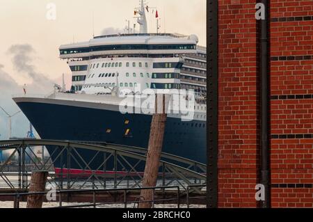 Ein Kreuzfahrtschiff, das am Fischmarkt in den Hamburger Hafen eindringt Stockfoto