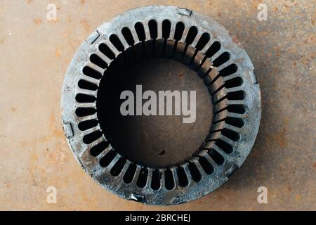 Alter verkohlter Motorstatorkern mit Nuten. Metallschrott. Nahaufnahme