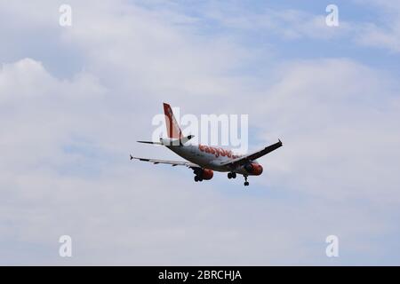 Ein easyJet-Flug direkt vor dem Bristol Airport am 5. Juli 2018 - Lulsgate, Bristol International Airport, Europa, Großbritannien Stockfoto