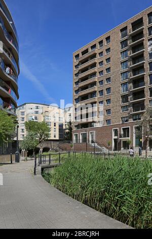 Neue Büros und Wohnungen am Kanal in Canada Water, London. Auf dem Gelände der alten Surrey Docks entstand in den 1980er Jahren ein neues Wohngebiet. Stockfoto