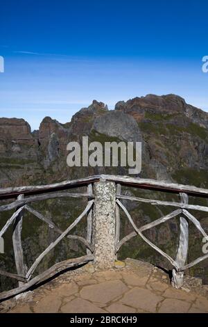 Blick auf den Berggipfel Pico do Arieiro auf der Insel Madeira, Portugal Stockfoto