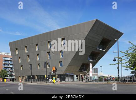 Die neue Bibliothek und das Theater in Canada Water, London. Eröffnet 2012, entworfen von CZWG Architekten. Stockfoto
