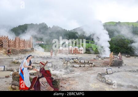 Furnas, Sao Miguel, Azoren, Portugal - 13. Januar 2020: Vulkanische heiße Quellen in Portugiesisch Furnas. Geothermische Schwefelquelle. Dampf aus den Wasserbecken. Weihnachtsschmuck im Vordergrund. Stockfoto