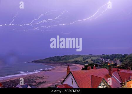 Swansea, Großbritannien. Mai 2020. In den frühen Morgenstunden des heutigen Morgens regnet es über der Langland Bay bei Swansea. Kredit: Phil Rees/Alamy Live News Stockfoto