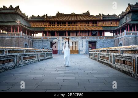 Hue City, Thua Thien Hue Provinz, Vietnam - 7. Mai 2020: Foto eines Mädchens in einem traditionellen Ao dai Kostüm in einem Tempel in Hue Stadt, Thua Thien Hue Stockfoto