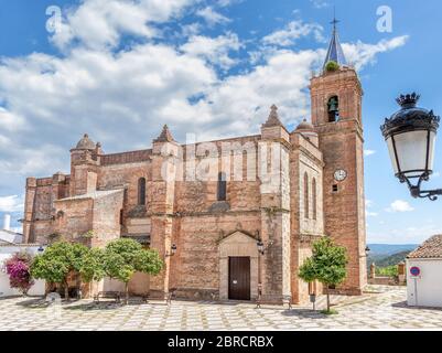 Blick auf die Kirche der Unbefleckten Empfängnis (Iglesia de la Inmaculada Concepcion) im Dorf Zufre mit einer schönen alten Stil Hängelampe in t Stockfoto