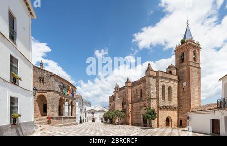 Blick auf die Kirche der Unbefleckten Empfängnis (Iglesia de la Inmaculada Concepcion) im Dorf Zufre mit einer schönen alten Stil Hängelampe in t Stockfoto