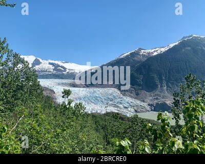 West Glacier Trail, Tongass National Forest, Juneau, Southeast Alaska, USA, windet sich durch Wälder, vorbei an Wasserfällen, zur Westseite von Mendenhall G Stockfoto