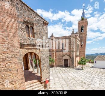 Blick auf die Kirche der Unbefleckten Empfängnis (Iglesia de la Inmaculada Concepcion) und das Gemeindegebäude im Dorf Zufre, Huelva Berge, Spai Stockfoto