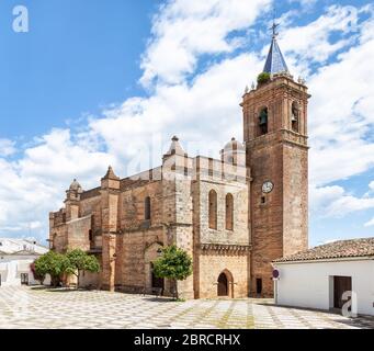 Kirche der Unbefleckten Empfängnis (Iglesia de la Inmaculada Concepción) in der Ortschaft Zufre, Huelva Berge. Stockfoto