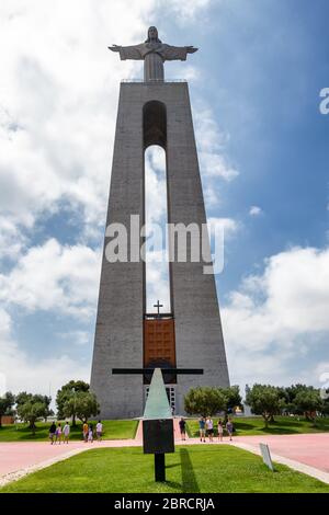 Heiligtum Christi des Königs mit Blick auf Lissabon an einem bewölkten Tag. Katholisches Denkmal errichtet als ein Plädoyer an Gott zu r Stockfoto