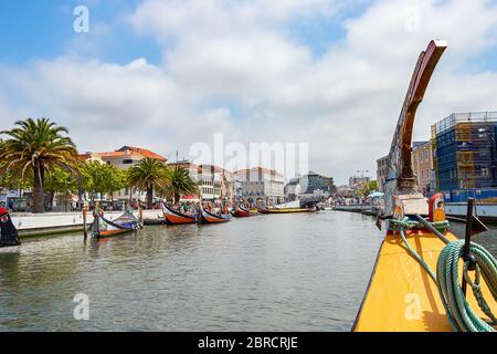 Aveiro, Portugal - 17. Juli 2019: Erste Person Ansicht des Segelns in Moliceiro, traditionelles Boot in Aveiro, Segeln auf dem Kanal und Rückkehr zum Kuchen Stockfoto