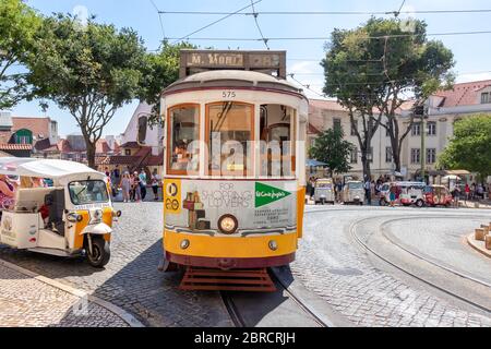 Lissabon, Portugal - 15. Juli 2019: Die berühmten gelben Tram 28 vorbei vor der Kathedrale Santa Maria in Lissabon, Portugal Stockfoto