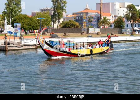 Aveiro, Portugal - 17. Juli 2019: Eine Gruppe von Touristen in Moliceiro, traditionelles Boot in Aveiro, Segeln auf dem Kanal in Aveiro, Portugal Stockfoto