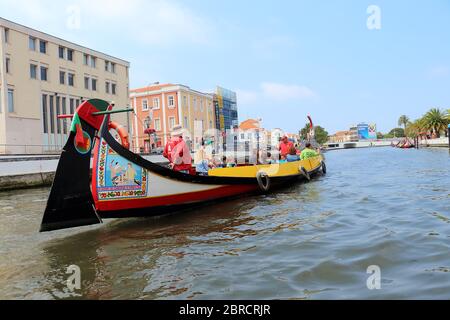 Aveiro, Portugal - 17. Juli 2019: Eine Gruppe von Touristen in Moliceiro, traditionelles Boot in Aveiro, Segeln auf dem Kanal in Aveiro, Portugal Stockfoto