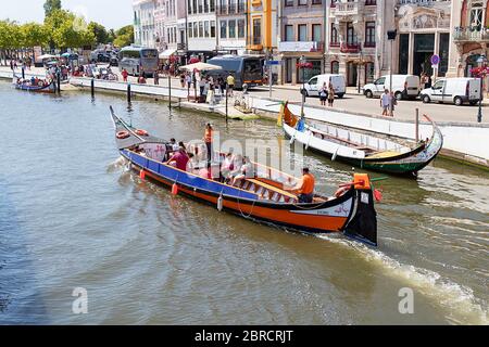 Aveiro, Portugal - 17. Juli 2019: Eine Gruppe von Touristen in Moliceiro, traditionelles Boot in Aveiro, Segeln auf dem Kanal in Aveiro, Portugal Stockfoto