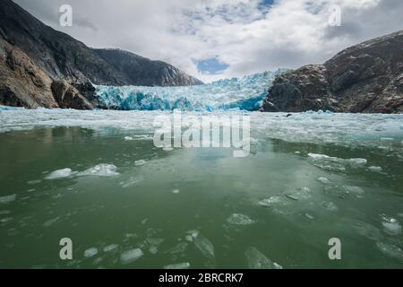 Eisberge, die vom South Sawyer Glacier gekalbt wurden, schwimmen im malerischen Tracy Arm Fjord, Südost-Alaska, USA. Stockfoto