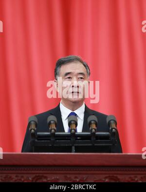 Peking, China. Mai 2020. Wang Yang, Vorsitzender des Nationalen Komitees der Politischen Beratenden Konferenz des chinesischen Volkes (CPPCC), Liefert einen Bericht über die Arbeit des Ständigen Ausschusses des Nationalen Ausschusses des CPPCC bei der Eröffnungssitzung der dritten Sitzung des 13. Nationalen Ausschusses des CPPCC in der Großen Halle des Volkes in Peking, der Hauptstadt Chinas, am 21. Mai 2020. Kredit: Pang Xinglei/Xinhua/Alamy Live News Stockfoto