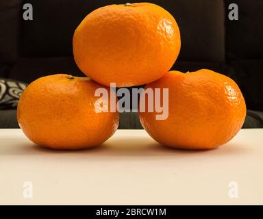 Drei Tangerines Podium Auf Schwarzem Hintergrund Stockfoto