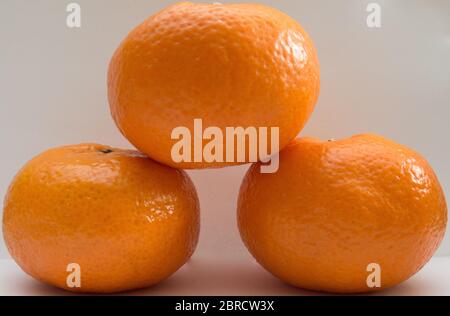 Drei Tangerines Podium Auf Weißem Hintergrund Stockfoto