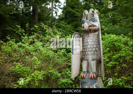 Totem Bight State Historical Park, Ketchikan, Alaska, USA, zeigt Nachbildungen und restaurierte Totem-Pole der amerikanischen Ureinwohner wie Thunderbird und Wal. Stockfoto