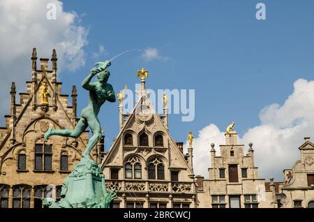 Antwerpen, Flandern, Belgien. August 2019. Der Rathausplatz, mit Blick auf die schönsten Gebäude der Stadt. Detail des Brabone Brunnens, dedi Stockfoto