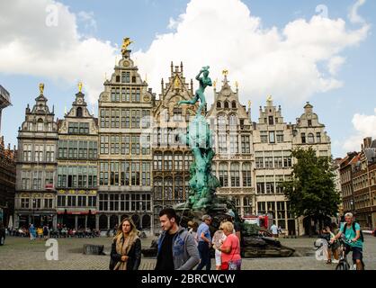 Antwerpen, Flandern, Belgien. August 2019. Der Rathausplatz, mit Blick auf die schönsten Gebäude der Stadt. Die Leute gehen und halten an den vielen Bars Stockfoto