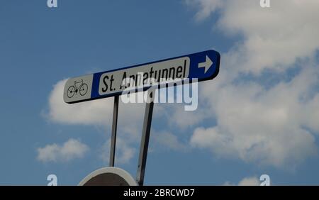 Antwerpen, Flandern, Belgien. August 2019. Der lange Fußgänger- und Fahrradtunnel, genannt annatunnel: Die Schilder führen zum Eingang. Stockfoto