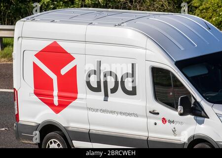 DPD Vans Versand von Fracht, Spedition LKW auf der M6 in Manchester, Großbritannien Stockfoto