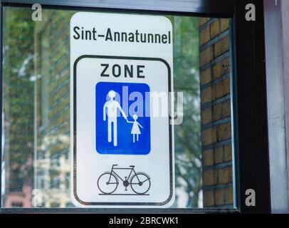 Antwerpen, Flandern, Belgien. August 2019. Der lange Fußgänger- und Fahrradtunnel, genannt annatunnel: Die Schilder führen zum Eingang. Stockfoto