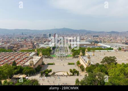 Blick vom Inneren des Nationalen Kunstmuseum von Katalonien (Museu Nacional d'Art de Catalunya). Schöne Stadtlandschaft mit Bergen im Hintergrund Stockfoto