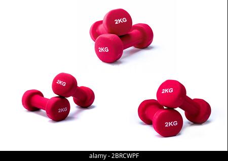 Set von roten Hanteln isoliert auf weißem Hintergrund. 3 Paar rote Neopren-Kurzhanteln. Home Fitness-Studio Geräte für die Ausübung zu Hause. Krafttraining Stockfoto