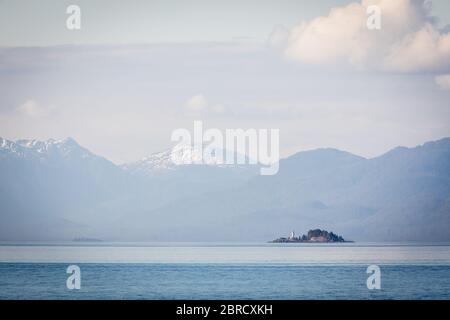 Der Leuchtturm der Five Finger Islands ist ein landschaftlich reizvoller Wahrzeichen in Frederick Sound, Südost-Alaska, USA. Stockfoto