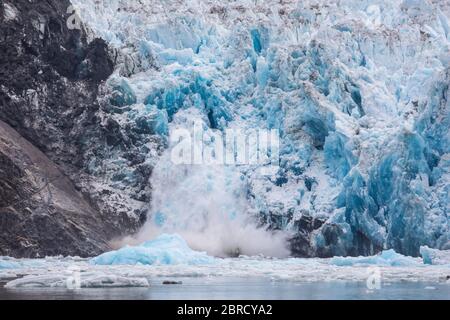 South Sawyer Glacier, Southeast Alaska, USA, ist ein aktiver Gezeitenwassergletscher, der häufig kält und Eisberge im Tracy Arm Fjord schafft. Stockfoto