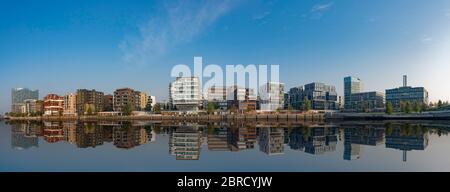 Stadthafen mit Elbe Philharmonie Konzerthalle, Wasserspiegelung, Panorama, Hamburg, Deutschland Stockfoto