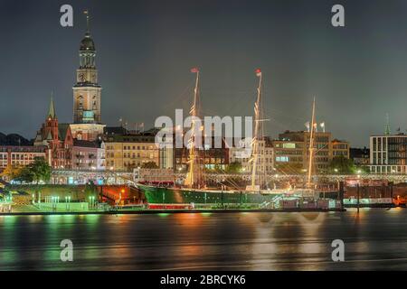 Landeplatz mit hohen Schiffen, beleuchtet, Turm des Hamburger Michel, Hamburger Hafen, Hamburg, Deutschland Stockfoto