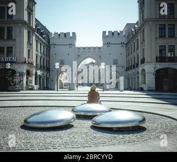 Karlsplatz, Stachus, Blick in die Fußgängerzone während der Ausgangssperre in der Corona-Krise, München, Bayern, Deutschland Stockfoto