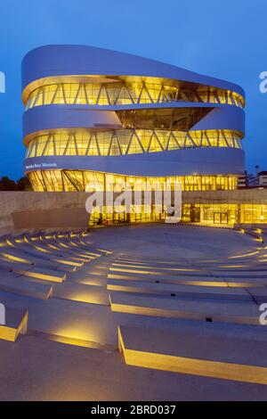 Mercedes-Benz Museum, Abend, beleuchtet, Moderne Architektur, Daimler, Bad Cannstatt, Stuttgart, Baden-Württemberg, Deutschland Stockfoto